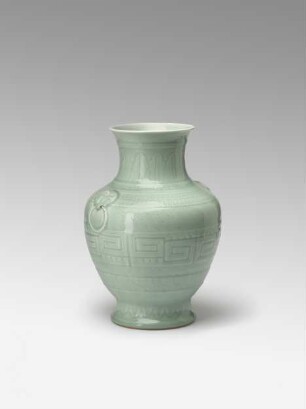 Vase in der Form einer archaischen Bronze mit jadegrüner Glasur