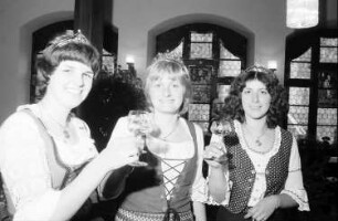 Freiburg: Kaufhaussaal; Krönungsakt; Weinkönigin und Prinzessinnen; nebeneinander