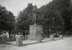 Königsberg, Schillerdenkmal : Königsberg (Kaliningrad/Russland). Denkmal für Friedrich Schiller (1759-1805, Dichter), Brone, Sandsteinsockel, wohl Stadtpark