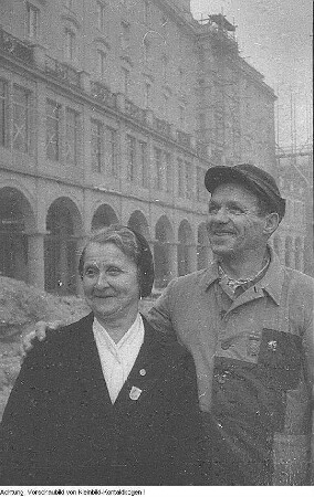 Dresden. Lydia Hoyer, Aufbauhelferin, von der sozialistischen Presse hochstilisiert wegen ihrer vielen freiwilligen, unbezahlten Aufbaustunden, 1955/57