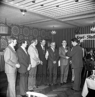Verein Oldesloer Kegler e.V.: Kegel-Stadtmeisterschaft 1977: Siegerehrung im Wettbewerb der Herrenmannschaften: Kreisverwaltungsdirektor Ludwig Buschmann überreicht den Pokal an das Team "In Ordnung"