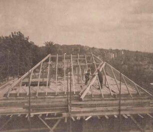 Zimmerleute beim Hausbau, 1932