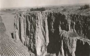 Provinz Shanxi, China. Landschaft im Lößgebiet (Lössplateau), Steilwand des immer vertikal geschichteten Löß, der in Wänden abbricht