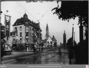 Hohenzollernplatz nach Westen zur Matthäuskirche (mit Schmuck zum Deutschen Sängerfest), links Eckhaus Mainzer Landstraße 78