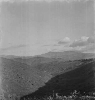 Hügellandschaft : Blick über eine Hügellandschaft bei Lubero, im Hintergrund Berge