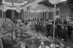Messebesucher in der Ausstellungshalle Bulgariens vor einer Präsentation von Möbeln