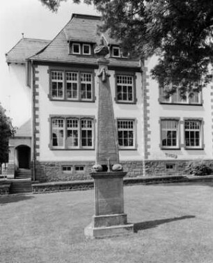 ehem. Höhere Bürgerschule, Gymnasium und Grabsteine des Alten Friedhofs, Gymnasium; Lauterbach, Bahnhofstraße 44