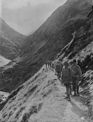 Wanderer : Jungengruppe auf einem Wanderweg im Seitental