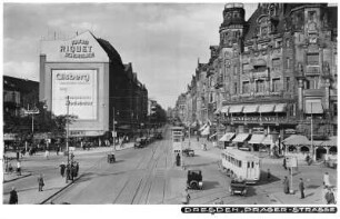 Prager Straße : Dresden, Prager Straße, Blick in die Staße vom Hauptbahnhof mit Passanten, Autobus- und Autoverkehr. Rechts im Gebäude der Dresdner Feuerversicherung das Kaiser-Café