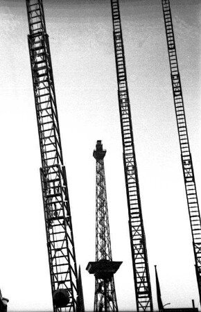Berlin: Automobilausstellung; Magirusleitern mit Funkturm