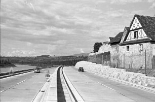 Rheinweiler: Autobahnbauwerk Doppelrampe; Ansicht von Süden mit Stützmauer