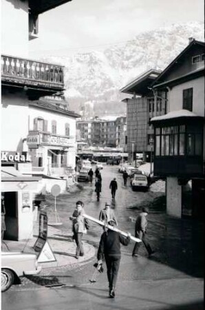 Cortina d' Ampezzo: Straße, Hintergrund Sorapiss