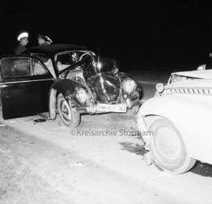 B 404: bei Blumendorf: Verkehrsunfall: Zusammenstoß von zwei Pkws: beide Unfallwagen auf Straße: am Boden Kreidemarkierungen der Polizei: hinten drei Polizisten im Gespräch: im Dunkeln