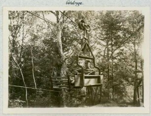 Foto eines Seilbahngehänges mit Soldat am Hartmannsweilerkopf