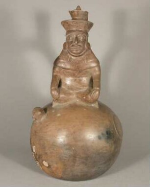 Applikation: sitzende anthropomorphe Figur