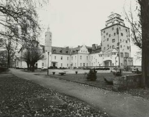 Groß Leuthen, Schloss, Blick vom Park auf die Hofseite