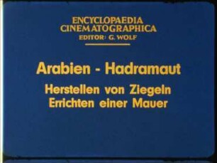 Arabien, Hadramaut - Herstellen von Ziegeln; Errichten einer Mauer