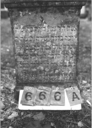 Grabstein 666 (Index: 99788380) Material: Sandstein Zustand: stärker verwittert mit Textverlust Maße HxBxT: 72x43x12 cm Besonderheit: Foto unscharf: Grabstein 666A