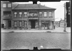 Neuruppin, Virchowstraße. Wohnhaus mit Laden. Straßenfront