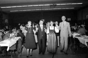 31. Tagung 1981 (29.6.-3.7.) Mediziner; Pressekonferenz: Polonaise angeführt von Ehepaar Steurer und Gfl. Ehepaar Bernadotte