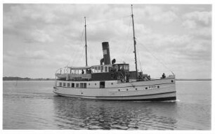 Greifswalder Bodden (Zicker See). Küstenpassagierdampfer "Binz", im Hintergrund Groß Zicker (Rügen)