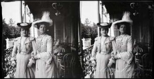 Aix-les-Bains. Hôtel Beau-Site. Baronin Mme de Montmorency & Louise Mayer auf der Hotelterasse