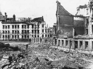 Zerstörte Gebäude in der Braustraße mit Blick auf die beschädigte Wilhelm-Wundt-Schule, Wundtstraße