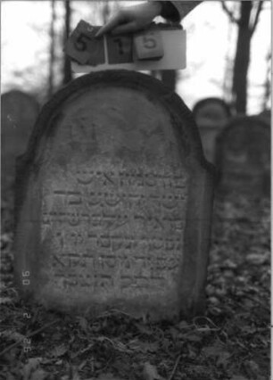 Grabstein 515 (Index: 100115453) Material: Sandstein Zustand: verwittert Maße HxBxT: 82x58x12 cm Beschreibung: Stele mit eingezogenem Rundbogenabschluß, eingetieftes Schriftfeld: Grabstein 515