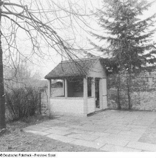 Carl-Maria-von-Weber-Gedenkstätte, ehemaliges Winzerhaus : Dresden-Hosterwitz, Dresdner Straße 44. Carl-Maria-von-Weber-Gedenkstätte. Pavillon (wohl 1801/1900). Ansicht aus dem Garten