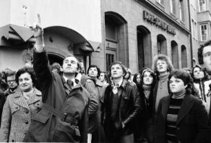 Freiburg: Gruppe betrachtet Münsterturm