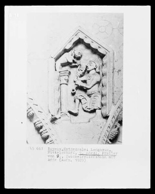 Zwickelrelief mit Darstellung eines Schaustellers mit einem Affen