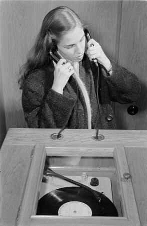 Berlin, Haus der tschechoslowakischen Volkskunst. Schallplattenauswahl durch eine Kundin am Abhörplatz (mit telefonartigen Kopfhörern)