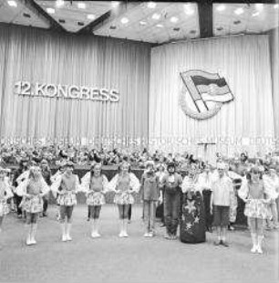 Junge Pioniere und andere Mitglieder von Kinder- und Jugendgruppen beim 12. Kongress der DSF in Berlin (Ost)