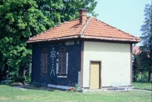 Leichenhalle auf dem Friedhof mit Schieferfassade