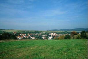 Blick über den Ort, der in einer leichten Talsenke liegt