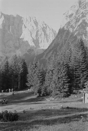 Unten im Tal : Kleines Tal am Fuße eines Bergmassivs.