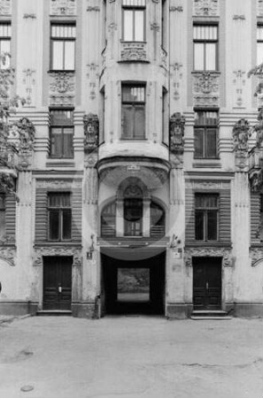 Eingang des Mietshauses Alberta iela 8 (Albertstraße) in Riga