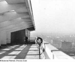 A. R., ein Freund des Fotografen, auf dem Dach eines der Hochhäuser