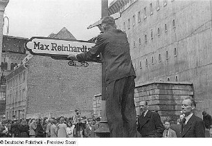 Ehrung für Max Reinhardt im Deutschen Theater Berlin und anschließende Straßenbenennung (Umbenennung der Karlstraße) : Festakt zur Straßenbenennung, Anbringung des neuen Straßenschildes
