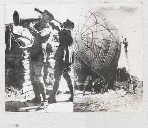Bei unseren Feinden hinter der Front (links). Feindliche Flieger werden der Truppe gemeldet (rechts). Englischer Fesselballon wird zum Aufstieg fertig gemacht