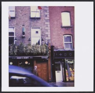 Wolfram Siebeck vor dem Restaurant und Pub Doheny and Nesbitt in Dublin