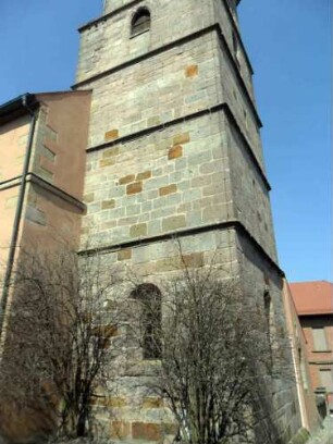 Kirchturm von Süden (Gründung im 15 Jh als Chorturm mit Turmchor) in Übersicht