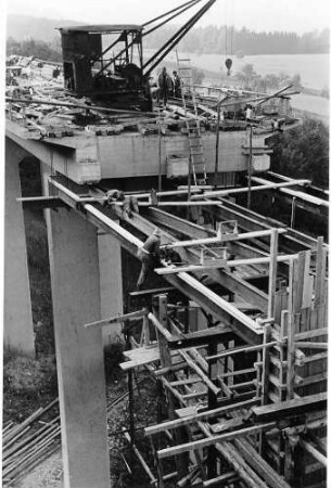 Franzosenschluchtbrücke (L1213), km 162,447 Wiederaufbau der Fahrbahn Ulm - Stuttgart. Die Fahrbahn Stuttgart - Ulm wurde 1947 wiederhergestellt.