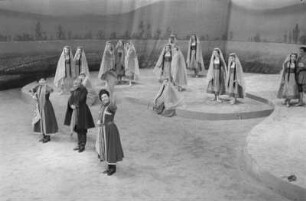 Szenenbilder aus dem Ballett "Gajaneh" von A. Chatschaturjan, Choreographie I. Gruber, mit E. Vesco, Deutsche Staatsoper Berlin, Premiere 21.10.1955
