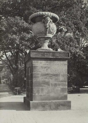 Vase mit Darstellung der vier Elemente