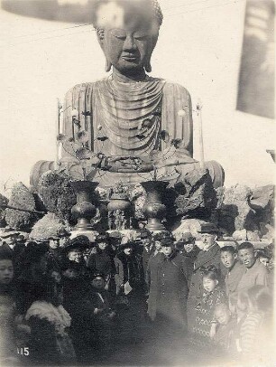 Buddha-Statue : Kobe, Japan: Touristen und Einheimische vor dem Daibutsu (Großer Buddha) im Yogi-Sitz