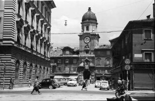 Rijeka: Stadtturm aus einer Seitenstraße