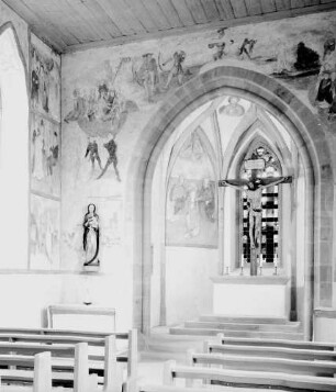 Bötzingen: Kapelle in Bötzingen Wand mit freigelegten Fresken, Gesamtansicht innen, seitlich