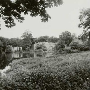 Hornow. Parkteich und Herrenhaus : Hornow (Ortsteil der Stadt Spremberg). Blick nach Nordosten über den Parkteich gegen das Herrenhaus (Kindergarten; 1862/1970)