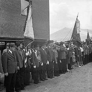 Schützenverein Redderschmiede e.V.: Vorplatz der Schützenhalle: Schützenfest: Fahnenabordnungen Stormarner Schützenvereine